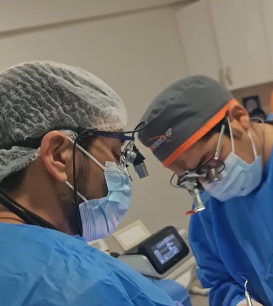 Nuestro equipo durante una cirugía de implante